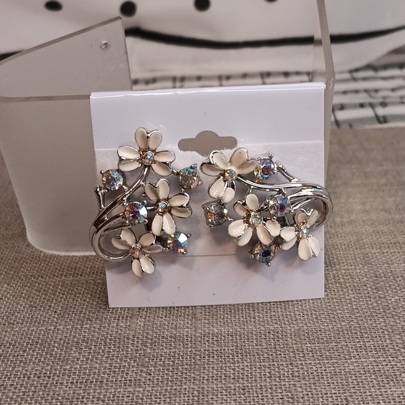 Coro White Floral Aurora Borealis Rhinestone Silver Tone Clip Earrings - Picture 5 of 5